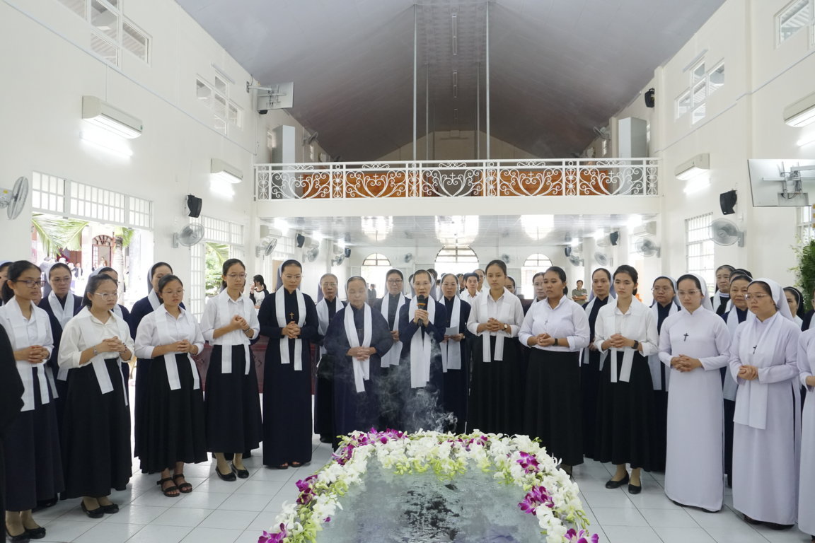 Các Dòng tu và Chủng sinh dâng lễ cầu nguyện cho Đức Cha Gioan Baotixita